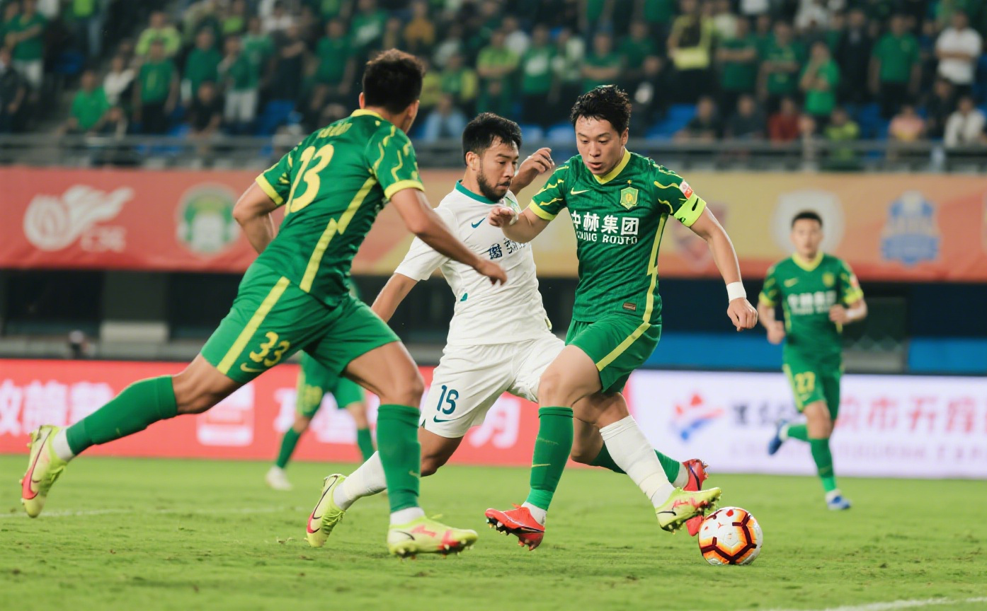 北京国安训练开放日；清晨篮板制胜引欢呼；欧篮联在即；球探报告显示潜力的简单介绍